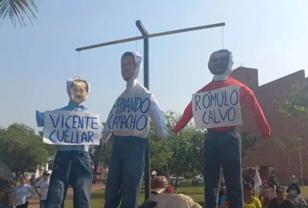 Afines al MAS marchan con ataúdes y muñecos de Camacho, Calvo y Cuéllar