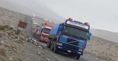 Paro de funcionarios de aduanas de Chile deja 1.600 camiones varados en frontera