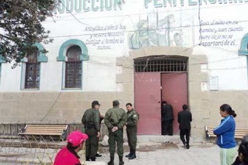Encarcelan a 5 policías acusados de robo a mano armada en Oruro