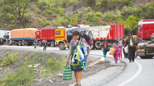 Más de 1.600 vehículos paralizados en fronteras por bloqueo del autotransporte