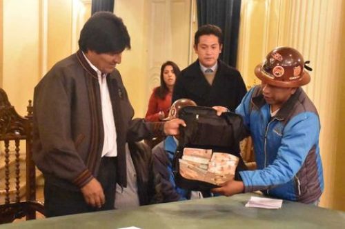 Evo Morales recibió Bs 350.000 de mineros de Huanuni, para campaña por el Sí