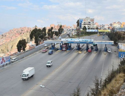 Gobernación de La Paz fija tarifa de transporte entre La Paz y El Alto en 2 Bs.