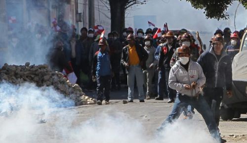 Decreto permite uso de explosivos en manifestaciones públicas en Bolivia
