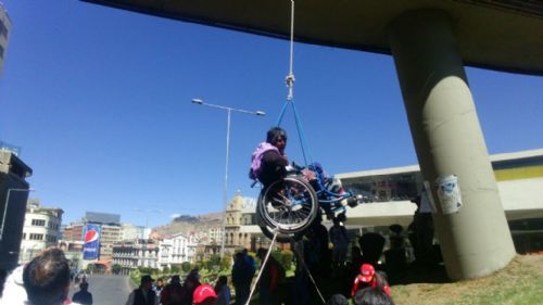 Discapacitados se cuelgan del puente de la Pérez Velasco en La Paz