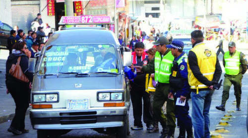 Gobierno Municipal de La Paz detecta que choferes operan con placas falsas