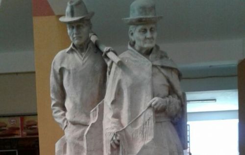 Alcalde de Punata hace elaborar estatua de los padres de Evo Morales para un supermercado