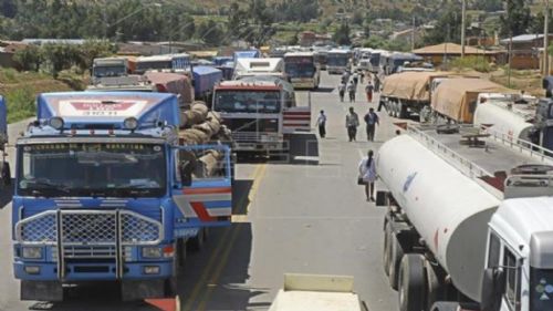 Transporte pesado bloqueará caminos el 18 de julio si no se reúne con Evo Morales