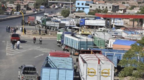 Álvaro García Linera acusa al transporte pesado de antipatria por bloquear