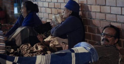Enfermos duermen toda la noche en puertas de hospitales esperando para ser atendidos