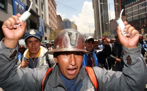 Insólito: Gobierno prohíbe venta de dinamita a las cooperativas mineras