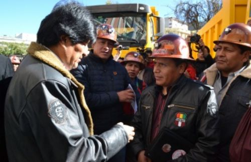 Evo Morales entrega dos volquetas y ambulancia a sindicato minero de Colquiri