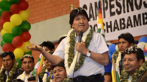Evo Morales ataca a la telefónica Viva y el consumo de Coca Cola