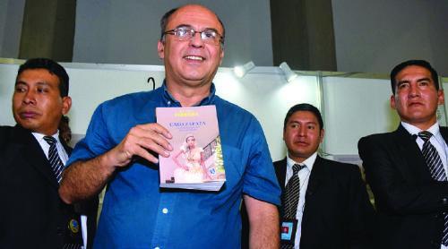 Ministro Ferreira presenta su libro donde acusa a Gabriela Zapata de engañar y mentir