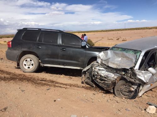 Vehículo del gobernador de Oruro choca de frente, hay 3 muertos