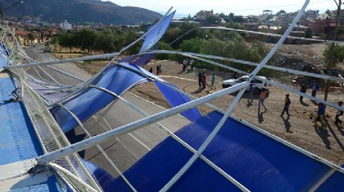 Colapsa techo de complejo deportivo construido por Evo Cumple en Cochabamba