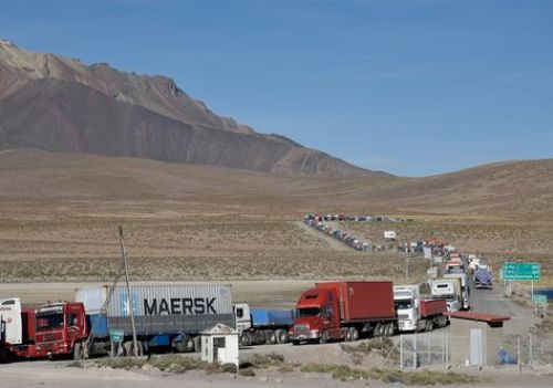 Ms de 3000 camiones bolivianos detenidos 14 das por paro de funcionarios chilenos