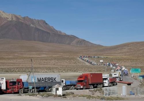 Más de 3000 camiones bolivianos detenidos 14 días por paro de funcionarios chilenos