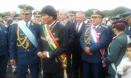 Evo Morales se molesta con militares que usan carcasas de celular con bandera de EEUU