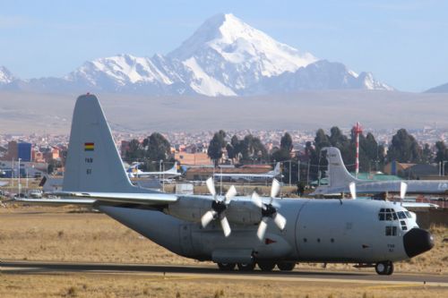 Fuerza Área adecua sus aviones Hércules para bombardear nubes