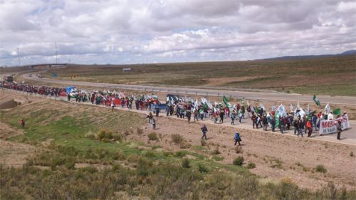 Mil maestros parten de Caracollo a La Paz y Evo Morales dice marcha de troskos