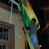 Carabineros chilenos obligan a bajar banderas bolivianas del Consulado en Antofagasta Carabineros chilenos obligan a bajar banderas bolivianas del Consulado en Antofagasta