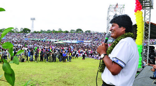 Evo Morales entrega la ley de la coca a sus bases en el estadio de Chimor
