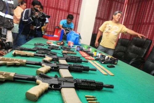 Aduana halla segundo cargamento ilegal de armas de asalto en Santa Cruz