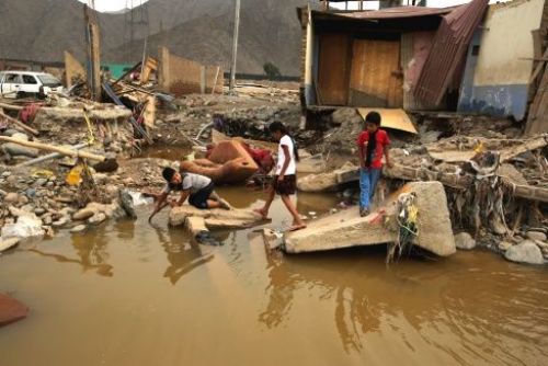 Bolivia envía 70 tanques de agua potable a peruanos afectados por inundaciones