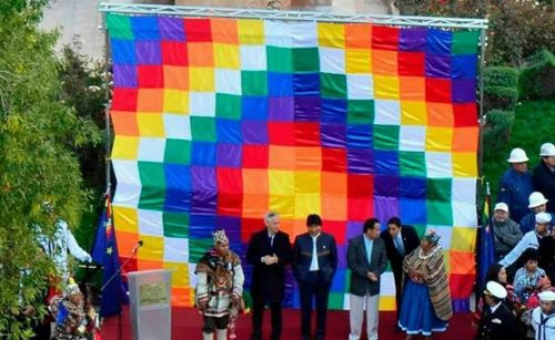 Gobierno boliviano se equivocó en el uso de whipala en acto de 21 de marzo