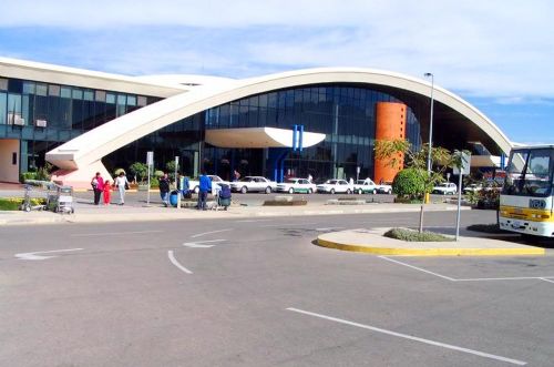 Policía es atrapado robando dinero de una maleta en aeropuerto de Cochabamba