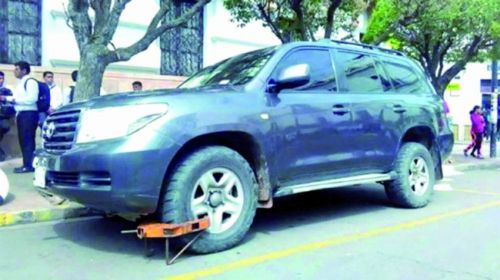 Removieron a policía por engrapar vagoneta del gobernador Esteban Urquizu