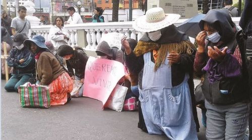 Pacientes con cáncer suplican de rodillas por un acelerador lineal en puertas del Ministerio de Salud