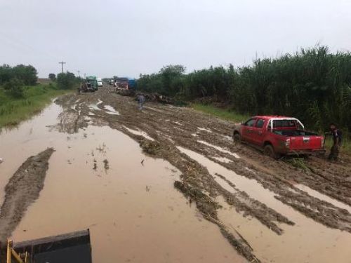 Mal estado de los caminos perjudica al agro, más de 300 camiones varados