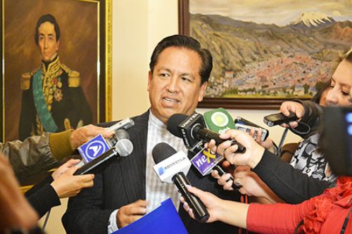 Miembros del MAS piden a familiares del ministro Martínez renunciar a sus cargos