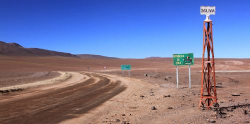 Gobierno boliviano prevé dinamitar pasos ilegales en la frontera con Chile