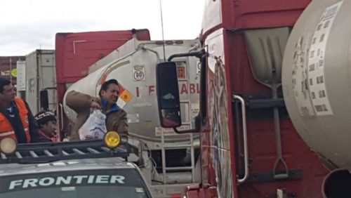 Gobierno envía alimento a 1500 transportistas perjudicados en la frontera con Chile