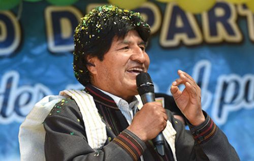 Evo Morales lamenta que Carabineros de Chile impida venta de alimentos a transportistas