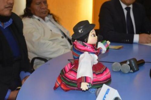 Estudiantes de la UMSA crean una cholita robot que enseña y corrige aymara