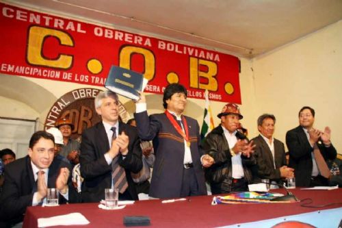 Evo Morales regala a la COB autos y computadoras y les construir un nuevo edificio