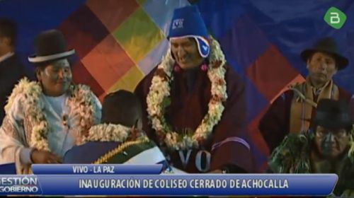 Alcalde masista de Achocalla se arrodilla ante Evo Morales y lo llama Genio