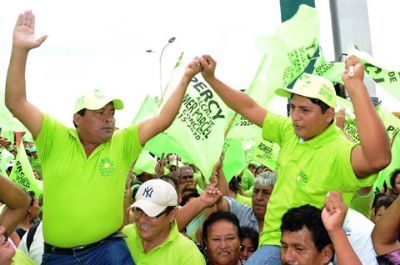 Militantes del MAS se hacen campaña de Percy Fernández