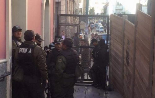 Plaza Murillo amanece totalmente enrejada, Ministro dice que es para evitar infiltraciones